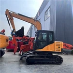 Grande escavatore cingolato